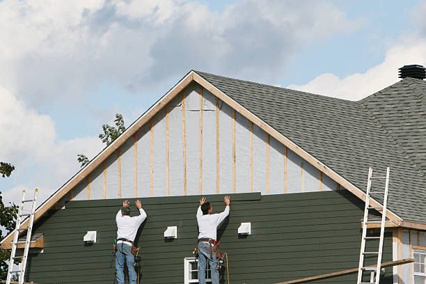 Professional Siding Contractor technician working in Warsaw, IL